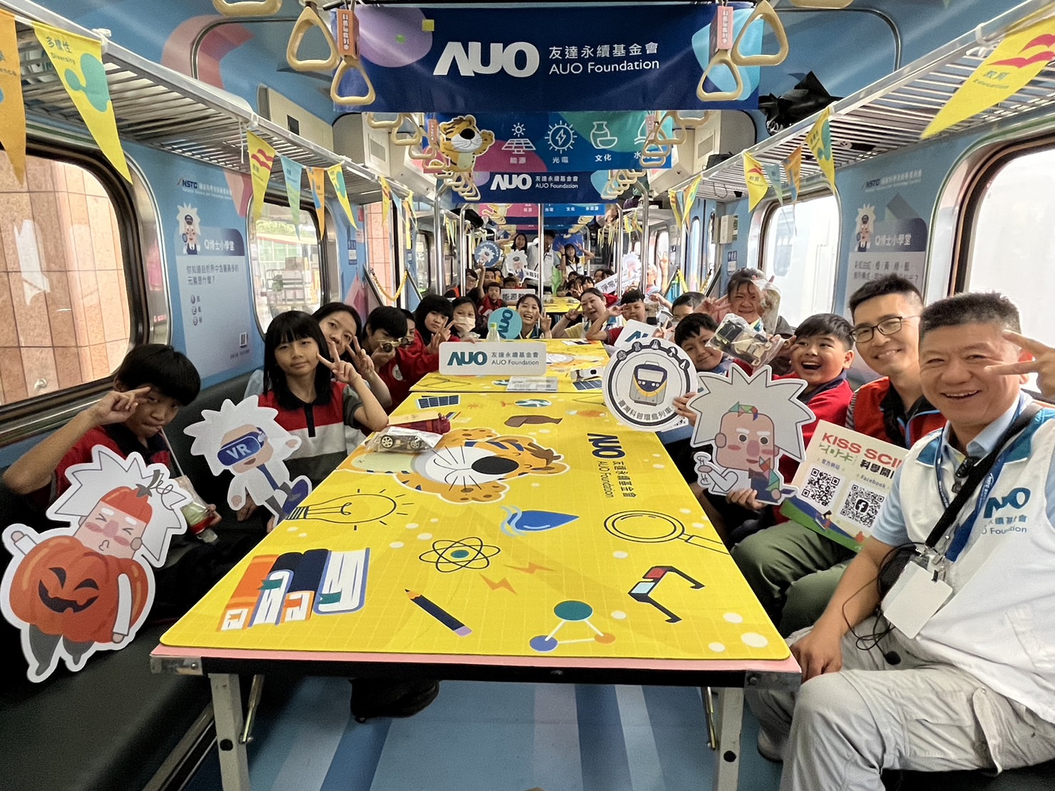 DB真人永續基金會參與「臺灣科普環島列車」，設計基礎科學車廂課程，以「淨零碳排和永續能源」為主題，讓學生透過創意實驗認識淨零知識，以及思考生活中的減碳行為